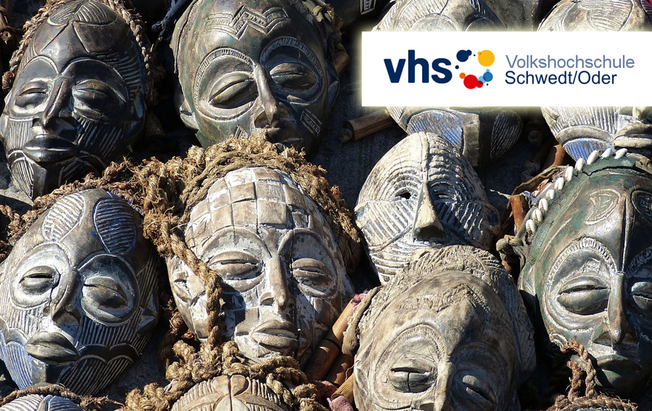 Foto: dunkle, reichverzierte Holzmasken 