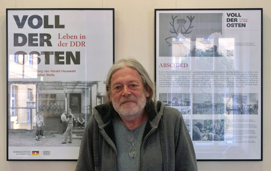 Porträtfoto vor der Ausstellung