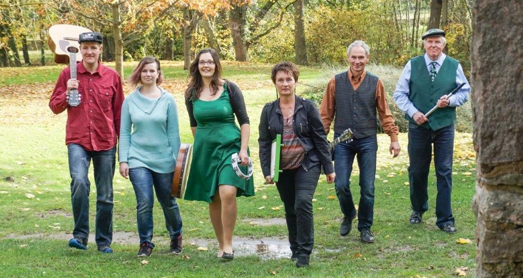 Foto: 6  Musikerinnen und Musiker mit ihren Instrumenten kommen auf den Betrachter zu